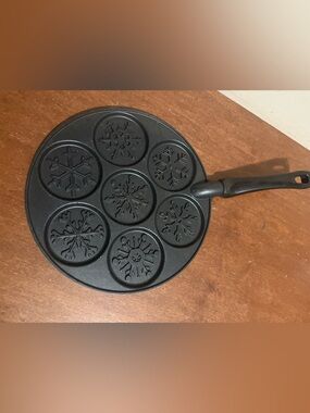 Nordic Ware Aluminum Pancake Pan Snowflake Design Black Silver Round Easy Clean